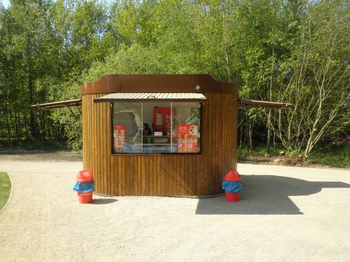 Kiosk Pavillon Imbiss Verkaufsstand Bäcker Brötchen oval Holz