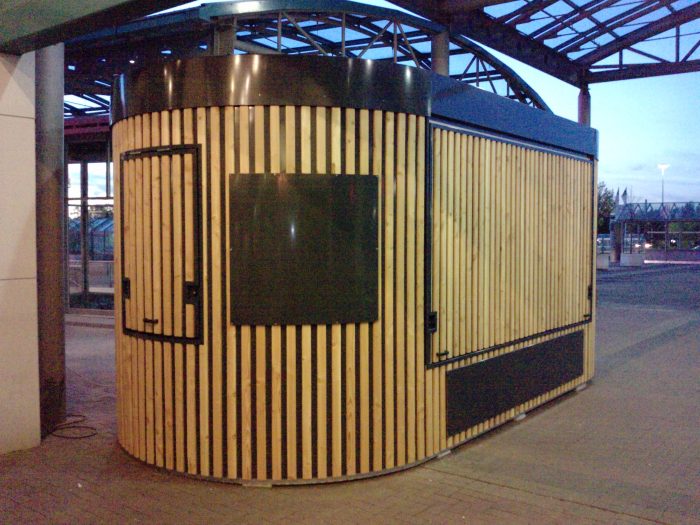 Kiosk Pavillon Imbiss Verkaufsstand Bäcker Brötchen Bahnsteig Bahnhof Holz