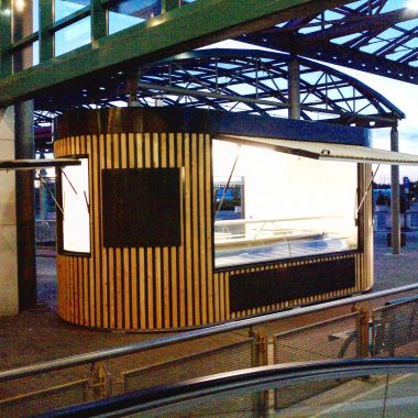 Kiosk Pavillon Imbiss Verkaufsstand Bäcker Brötchen Bahnsteig Bahnhof Holz